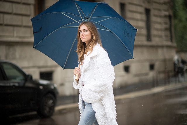 Umbrella, Sleeve, Winter, Denim, Street fashion, Fashion, Beauty, Vehicle door, Electric blue, Rain, 