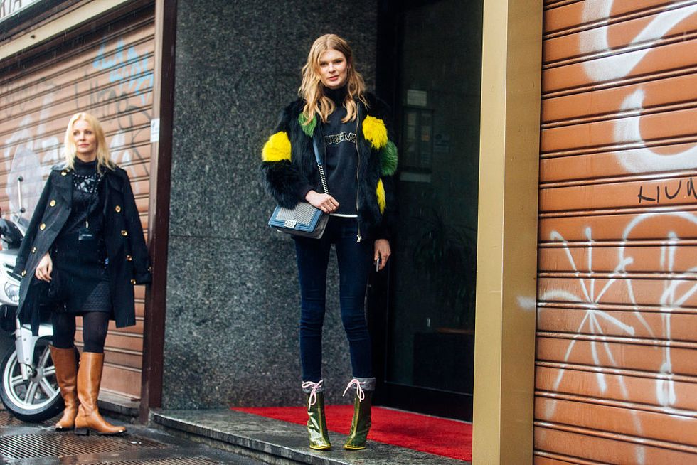 <p>愛沙尼亞名模Alexandra Elizabeth Ljadov以深色做穿搭基底，黃色、綠色絨毛外套呼應Miu Miu半透明黃綠色雨靴，俏皮又可愛。</p>