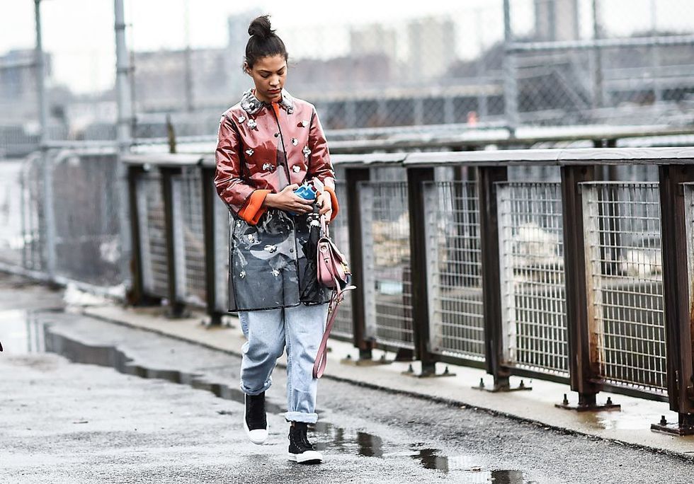 <p>在紐約街頭，牛仔褲搭配帆布鞋是常識；但一下雨，只要加上一件PVC材質的透明風衣，瞬間脫穎而出。</p>