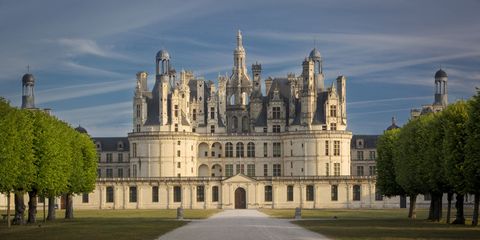 <p>香波爾城堡是法國文藝復興建築的代表之一，同時融合了法國中古時代和義大利文藝復興建築，在十七、十八世紀是國王們喜愛的狩獵行宮。  </p>