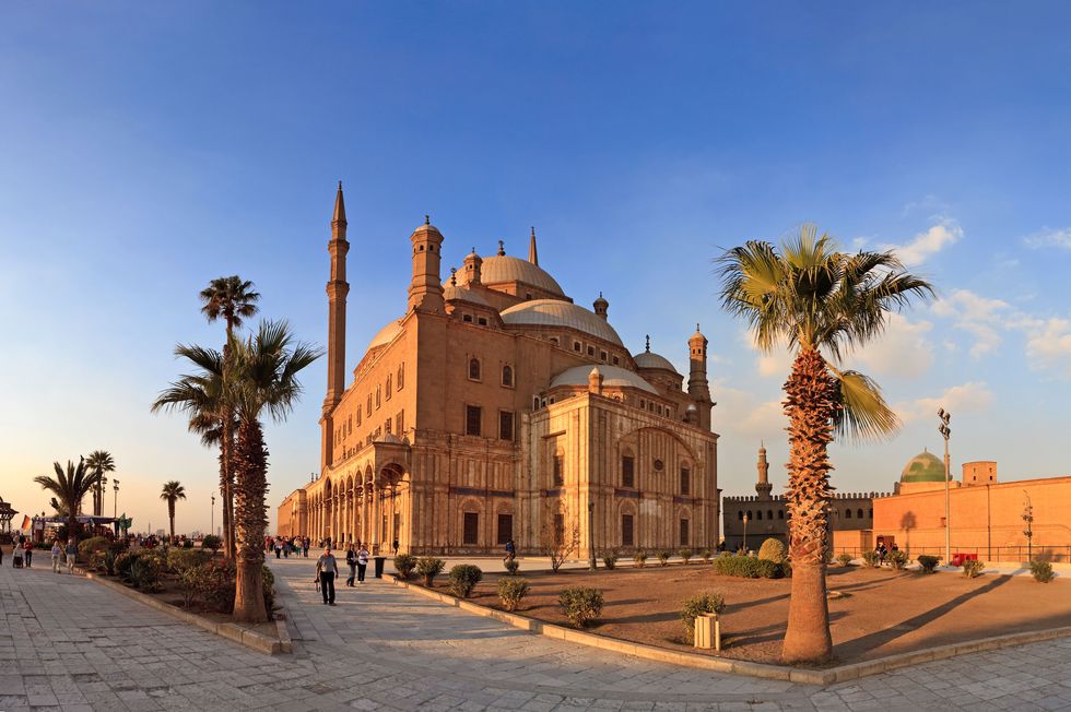 <p>          開羅大城堡區是埃及著名景點，是早期用來防衛十字軍的保壘區，現在的城堡區內包含了三個博物館和三個清真寺，可以讓遊客們參觀一整天。</p>