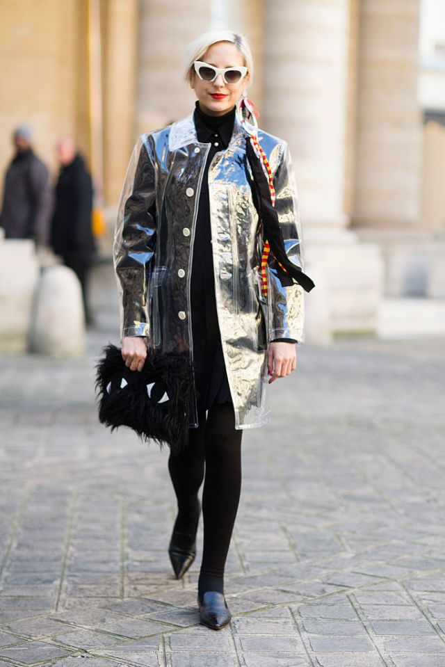 <p>2016巴黎秋冬時裝週，Chanel黑色小洋裝，外罩Comme des Garcons PVC夾克，Miu Miu貓眼墨鏡和Fendi大眼手拿包的搭配，Elena Psalti全身完美融合經典與前衛。</p>