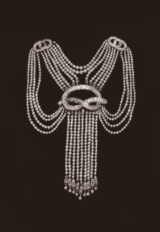 1913年，CHAUMET蝴蝶結形珍珠胸針。