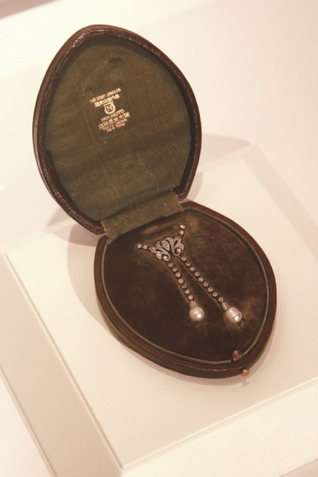 大正時期MIKIMOTO受皇室所託打造的珠寶，包裝盒上有皇室御用的字樣。