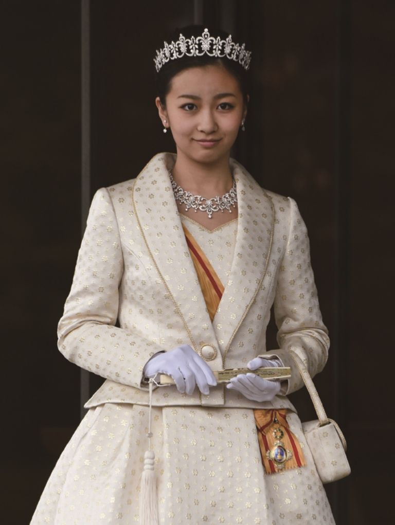 佳子公主成年禮時，MIKIMOTO受託為皇室打造佳子公主的冠冕、項鍊、耳環、手環與勳章。