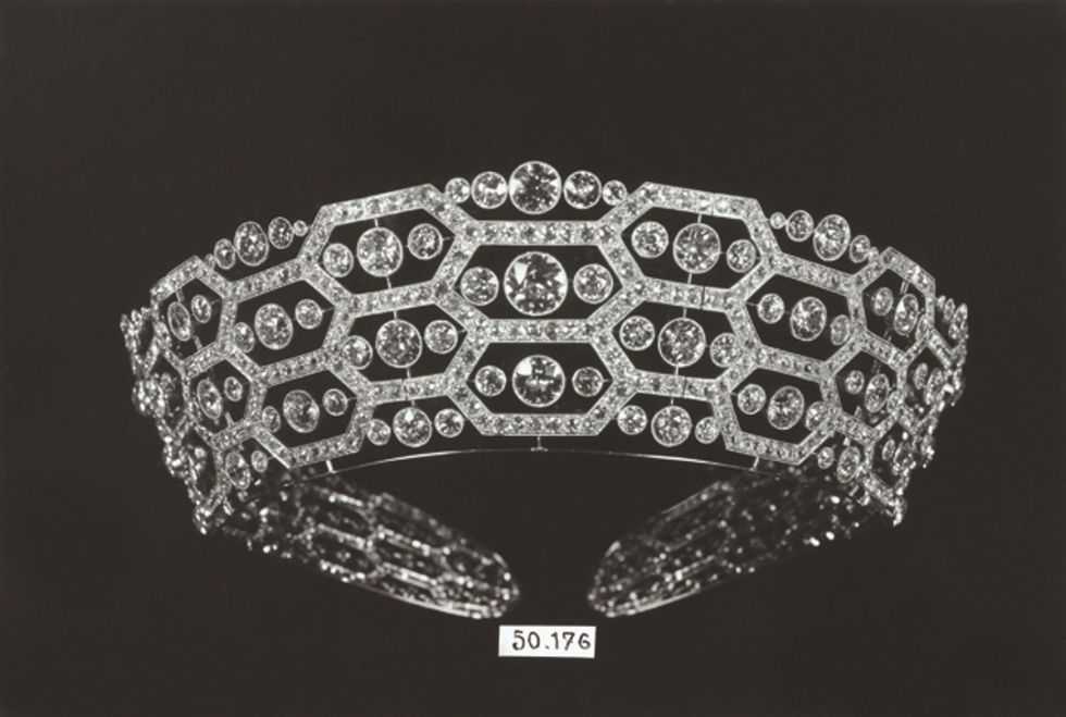 鑽石王冕上面的三角形裝飾是後來CARTIER加工的，原作是沒有的。