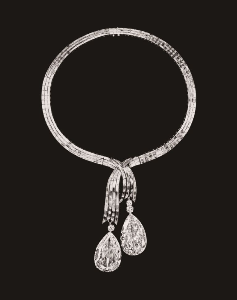 1946年，海瑞‧溫斯頓先生購入了兩顆來自印度戈爾康達，曾屬於印度印多爾王公及其王妃的水滴型切工鑽石，重新切割後最後被一位王室成員買入收藏。