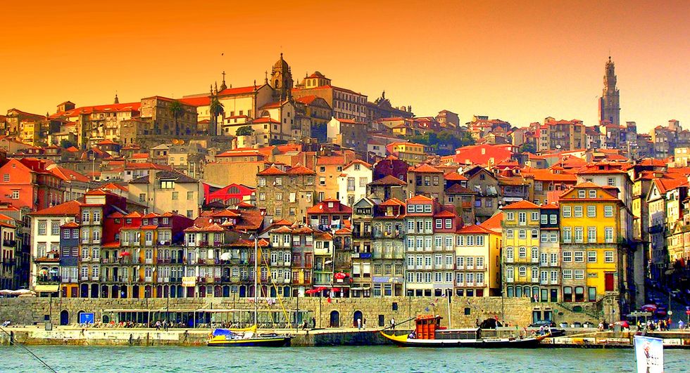 <p>波爾圖為葡萄牙的一個港口城市，其中獨特的建築風格、悠閒的生活步調總是讓人著迷，沿岸色彩繽紛房子層層堆疊，構成另一種建築風情，也是這座城市的特色之一。 其中波爾圖市中心的卡爾莫百年教堂，最能代表葡萄牙建築特色，藍色和白色的瓷磚填滿整面牆，將葡萄牙的瓷磚建築特色發揮得淋漓盡致。<br></p>
