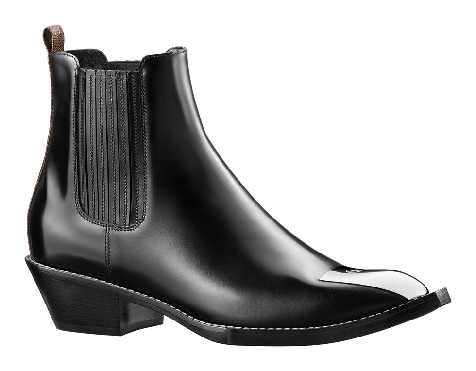 <p>黑色短靴，價格電洽，Louis Vuitton。</p>