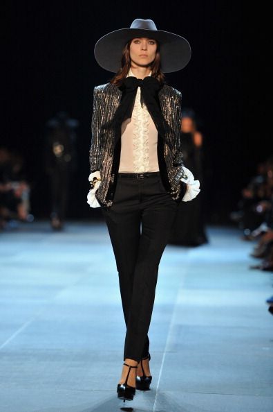<p>Hedi Slimane在Saint Laurent 首次的時裝發表是當年時尚圈的一大要事，他也不負眾望的為Saint Laurent 寫下嶄新的一頁。所有模特兒都頂著寬沿帽出場，只露出神秘的半張臉，宛如一場時尚女巫集會。</p>