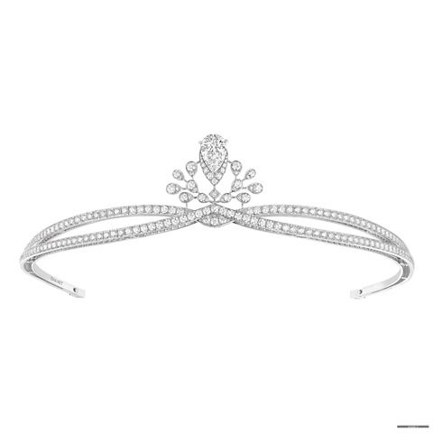 Line, Invertebrate, Brooch, Silver, Engagement ring, Black-and-white, Body jewelry, Gemstone, Diamond, Symmetry, 