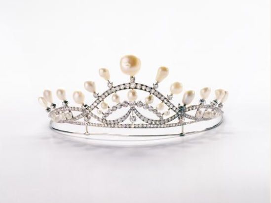 Crown, Fashion accessory, Headpiece, Headgear, Jewellery, Natural material, Tiara, Hair accessory, Bridal accessory, Body jewelry, 