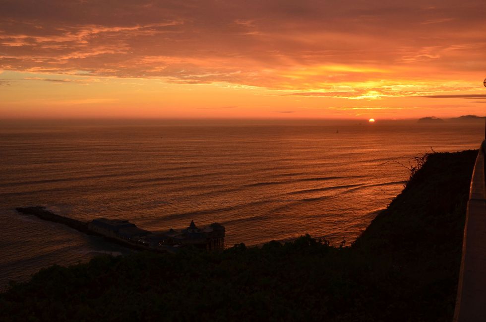 <p>除了一望無際的海岸線，傍晚的夕陽也將海水染成了美麗的橘紅色。</p>