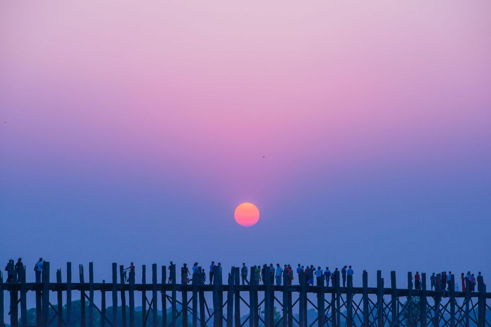 <p>緬甸烏坪橋的夕陽不時會出現紫色漸層的夕陽，連當地居民都會聚集欣賞。</p>