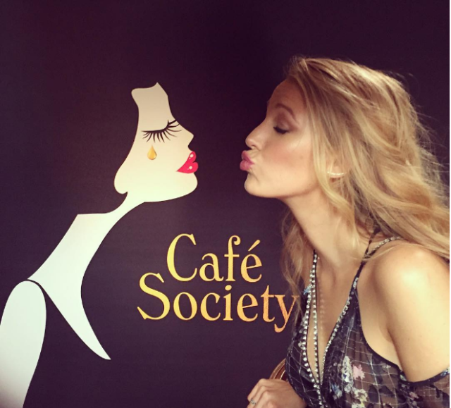 <p> 下次遇到《Café Society》宣傳海報時，大家不妨和Lively一樣來張可愛的親吻照。</p>