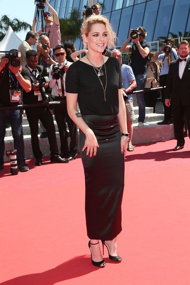 <p>Chanel品牌大使Kristen Stewart以黑色T-shirt配上Chanel鉛筆裙，加上造型項鍊和皮手環，在高貴典雅的品牌氣息中仍不失帥氣叛逆的風格。</p>