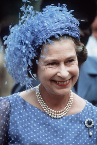 <p>年輕時女王的帽子和現在比起來略為華麗誇張，此頂藍底白點搭配上羽毛的帽飾非常搶眼，藍色長羽毛占了帽子的大面積，輕輕搖動就能抓住全場目光。</p>