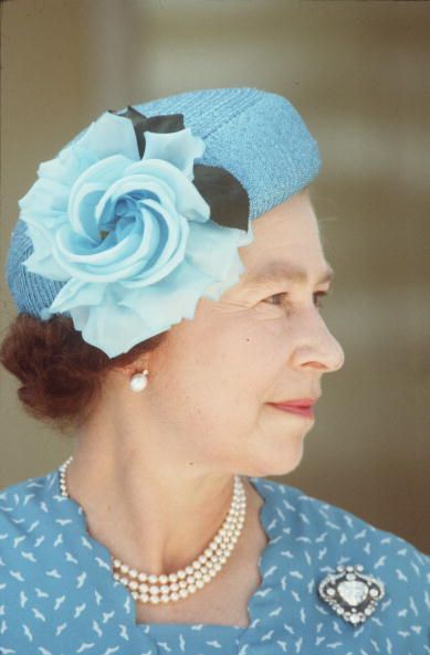 <p>挑選了一頂藍色小圓禮帽，側邊裝飾上一朵藍色大花，簡單素雅就能展現清新雅致氣氛。</p>