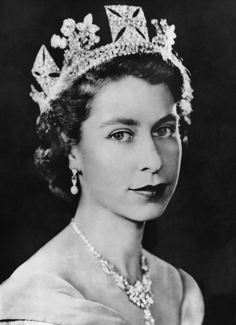 <p>Queen Elizabeth II是唇膏的大粉絲！而Clarins更成為她的首選。事實上，她甚至在1952年的加冕大典上，要求訂製與其加冕長袍相同顏色的口紅，此款紅帶藍色調的唇膏被稱為「巴爾莫勒爾」<span class="redactor-invisible-space">（The Balmoral Lipstick），名字</span>源自伊莉莎白二世的家鄉—蘇格蘭。她對於顏色的熱愛從那之後就沒再停過，在許多的公開場合，都能夠看見伊莉莎白二世穿戴不同的美麗唇色。</p>