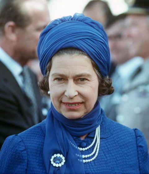 <p>女王以寶藍色布巾纏繞成一頂具有北非風格的帽飾，展現優雅民族風情，可見女王對於造型上的勇於嘗試。</p>