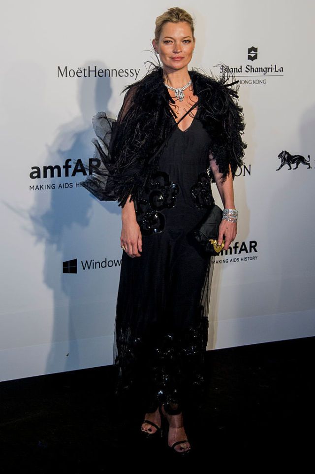 <p>2015 amfAR位於香港的慈善晚宴，她選擇了Marc Jacobs 2015秋冬系列的洋裝，外罩皮草，搭上Harry Winston的頸鍊，更顯華麗。</p>