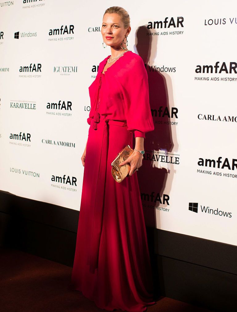 <p>2014 amfAR晚宴，以Saint Laurent朱紅色洋裝現身，雪紡材質呈現的所有細節，將40歲女人的成熟韻味發揮的恰到好處。</p>