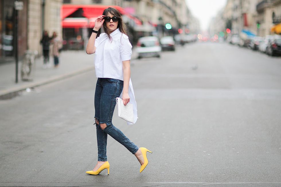 <p>白色永遠是夏日首選，搭上鮮亮的黃色高跟鞋，令整體造型更加輕盈。</p>