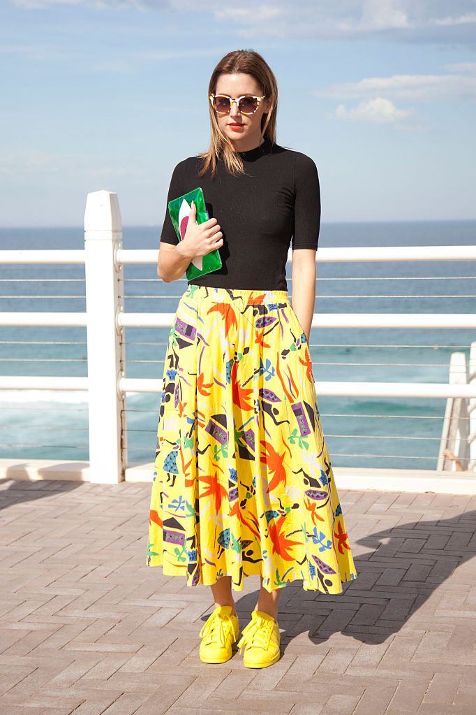 <p>飾品設計師Poppy Lissiman用長裙鮮豔的顏色和印花圖案，及趣味手拿包，點亮夏日悶熱的午後。</p>