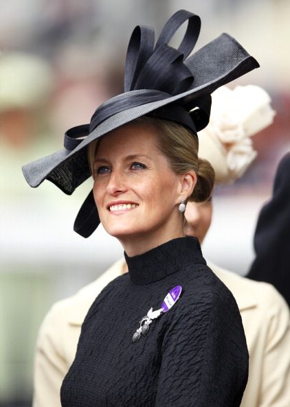<p>威賽克斯伯爵夫人蘇菲也是馬術比賽中出席率頗高的嘉賓，挑選的帽飾總是能凸顯自己成熟女性的典雅與高貴，黑色多層次蝴蝶結既能吸引眾人目光又不過於花俏。  </p>