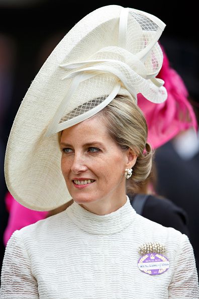 <p>這頂象牙白的優雅帽子出自近年來極受皇室歡迎的帽子設計師Jane Taylor之手，網狀的蝴蝶結散發十足淑女氣息，當時伯爵夫人還因為看比賽太興奮，差點掉了這頂別緻的帽子呢！  </p>