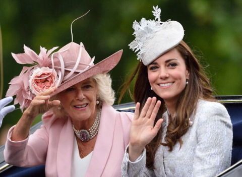 <p>凱特與卡蜜拉的婆媳組合是銀灰與粉色的和諧搭配，卡蜜拉帽子上的大花展現了她高齡熟女該有的貴氣，而凱特帽子上則是含蓄優雅的葉子裝飾，以葉襯托花，可見凱特十分懂得婆媳之道。  </p>