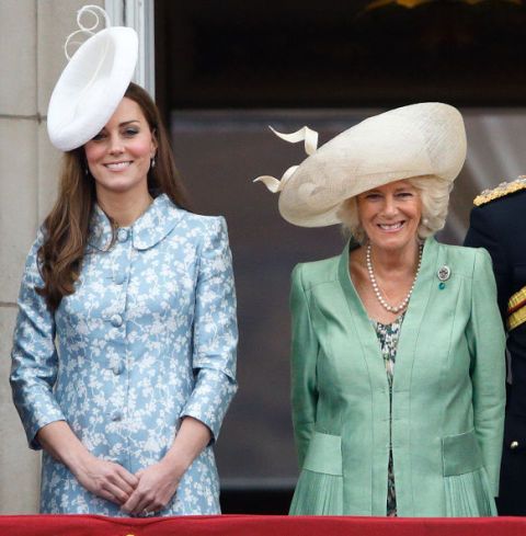 <p>除了身上的套裝再度搭出和諧舒服的配色，凱特與卡蜜拉的帽子也以簡單的立體曲線互相呼應，展現簡約氣質。  </p>