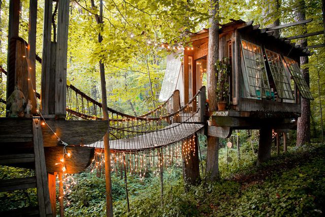<p>這間在美國亞特蘭大的樹屋多次被Airbnb選為熱門房源，是5顆星評價的精緻樹屋。 樹屋J為三間獨立的房間，用繩鍊木橋相連。</p>
