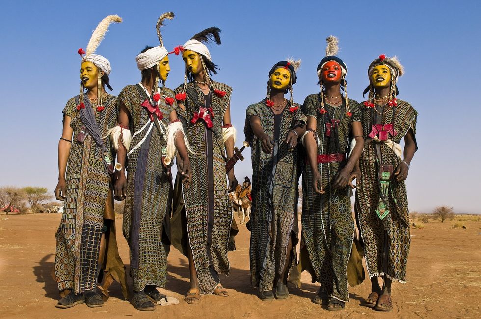 People, Adaptation, Tribe, Headgear, Hat, Tradition, Sand, Tribal chief, Aeolian landform, Desert, 