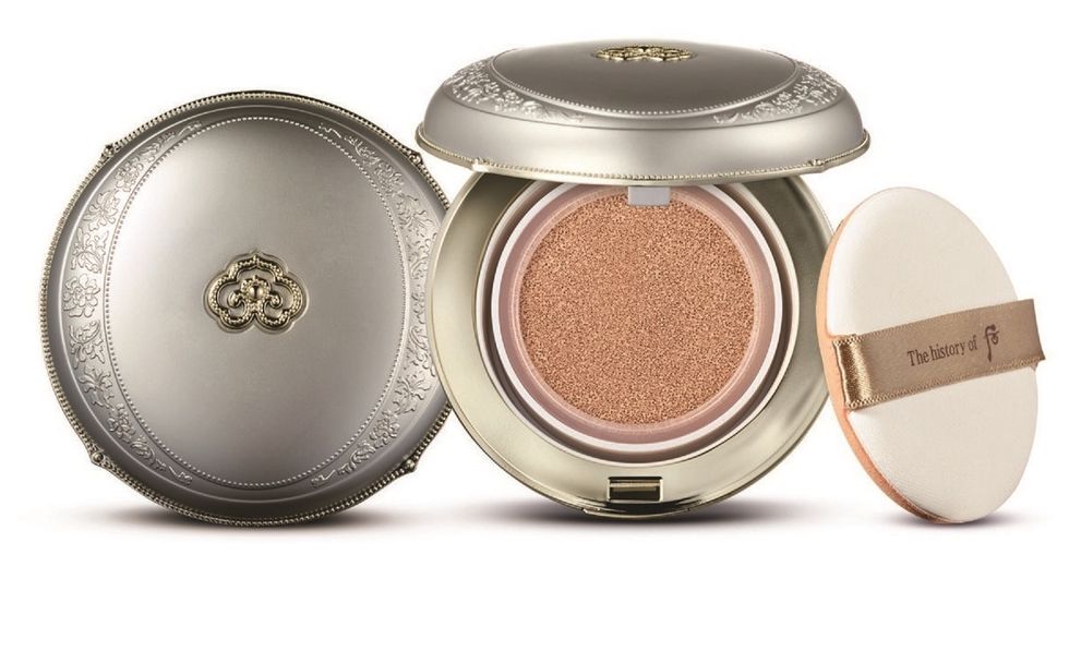 Metal, Beige, Peach, Photography, Cosmetics, Circle, Silver, Face powder, Tin, Chemical compound, 
