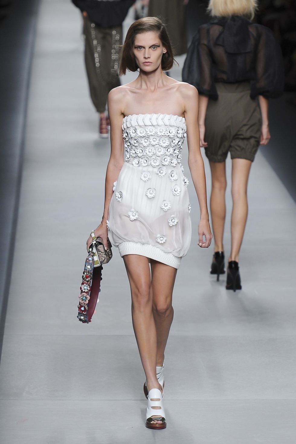<p>Fendi白色平口小洋裝上有鋪滿的花朵裝飾，浪漫氣息更加濃厚。  </p>