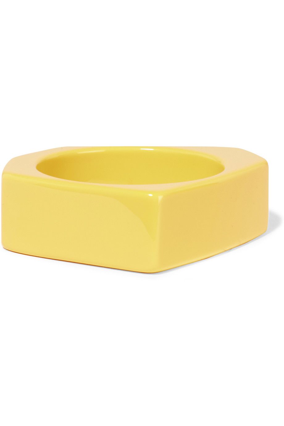 <p><strong>黃色樹脂手環，約NT$6,400，Marni at Net-A-Porter。</strong></p><p>IN：幾何運動風正盛，但害羞的妳可以選擇手環來跟上趨勢，選擇塑料材質就算炙熱街頭也時髦有型。</p><p>OUT：透明感的塑料手環。</p>