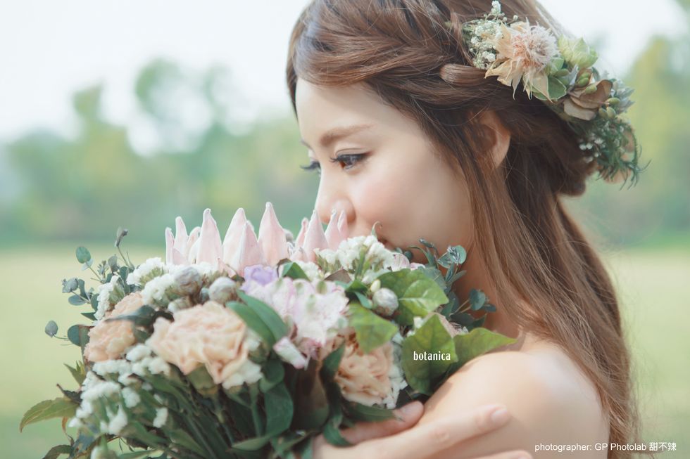 Hair, Human, Petal, Flower, Hair accessory, People in nature, Bouquet, Flowering plant, Beauty, Headpiece, 