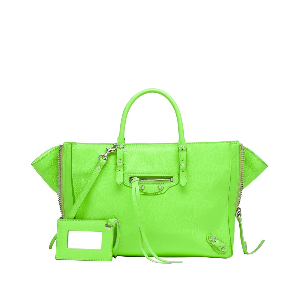 <p><strong>螢光綠手提包，NT$61,300，Balenciaga。</strong></p><p>IN：盛夏時分，正是色彩大放異彩的最好時光，螢光綠的耀眼迷人為經典包型注入鮮活因子，完美高調。</p><p>OUT：螢光綠運動外套。</p>