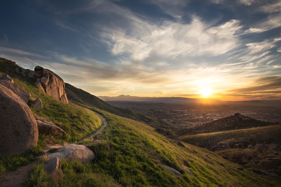 Mountainous landforms, Natural landscape, Highland, Hill, Landscape, Slope, Sun, Horizon, Terrain, Sunlight, 