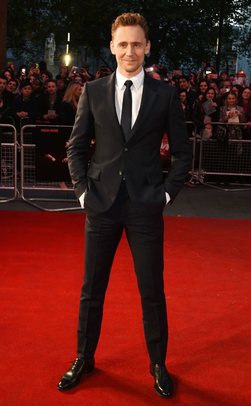 <p>絕不出錯的黑白西裝搭配！合身剪裁讓造型簡潔俐落，毫不掩蓋Tom Hiddleston本身的巨星丰采。</p>