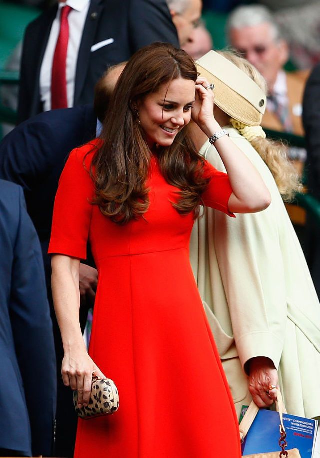 <p>現今英國王妃Kate Middleton，當然不會錯過有指標性代表的溫布頓。身著英國品牌L.K. Bennett紅色五分袖及膝A字洋裝<span class="redactor-invisible-space">，肩膀及腰身透過打褶修身，五分袖級中長裙的設計，完美詮釋皇室女性氣質。</span></p>