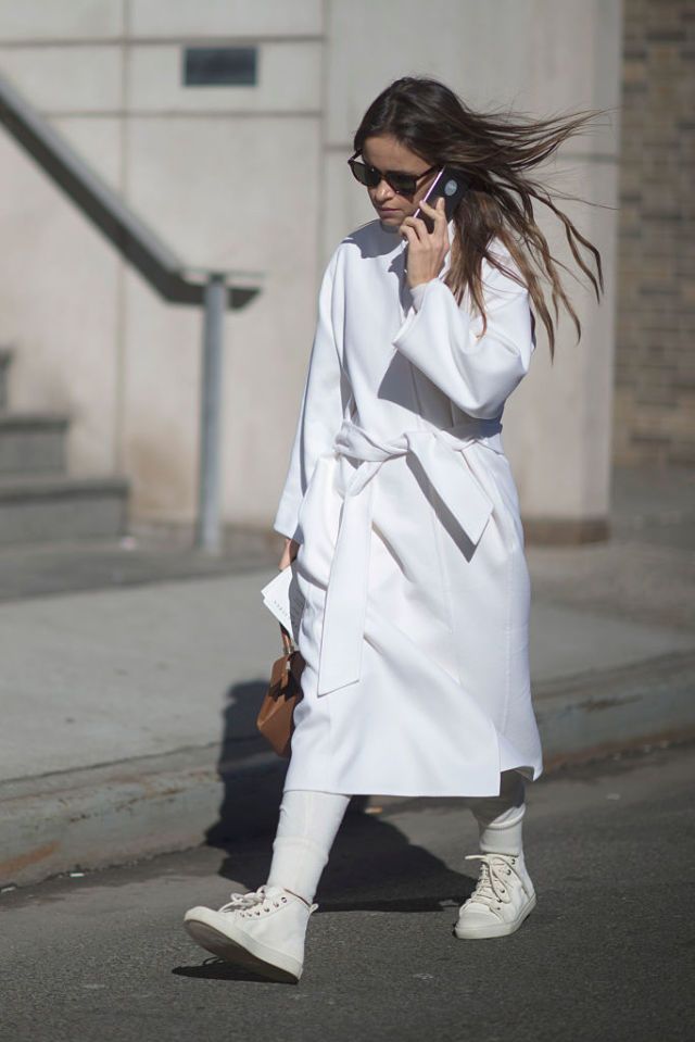 <p>Miroslava Duma全身白的俐落穿搭，再搭上高筒白布鞋，將率性風格提升至最高點。</p>