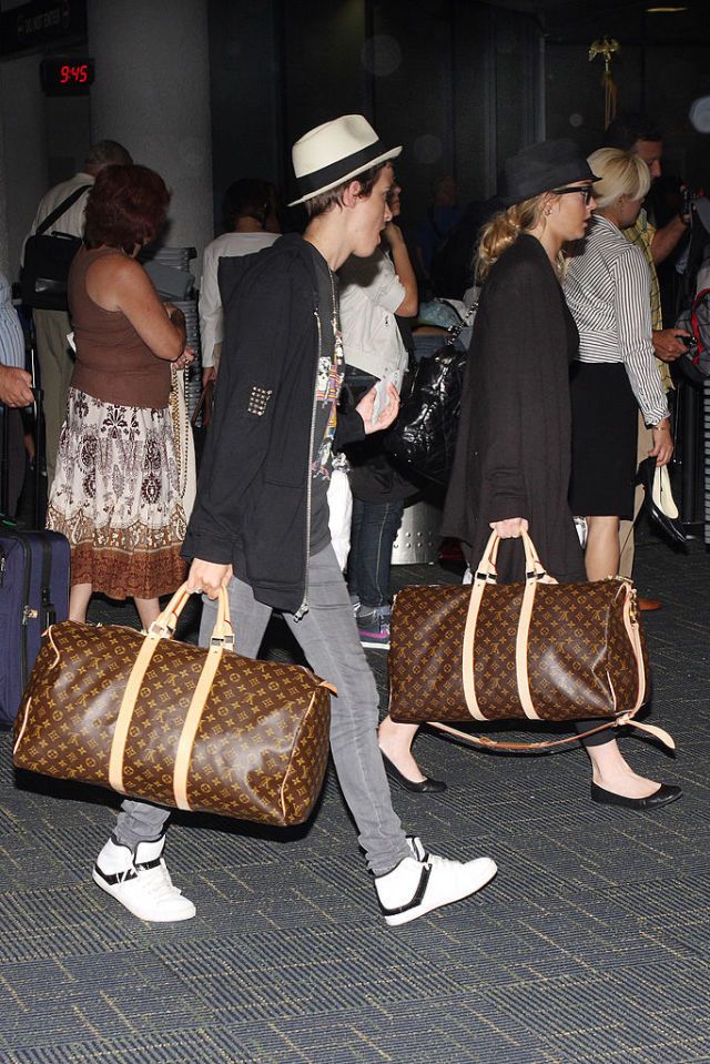 <p>Louis Vuitton更進一步推出行李袋，這款Macassar Keepall<span class="redactor-invisible-space">自 1930 年問世即具代表性，它充分展現現代旅遊精神：輕巧且柔軟，隨時整裝待發，並附有一條能斜揹的肩帶，給人旅行自在悠閒的感受。</span></p>