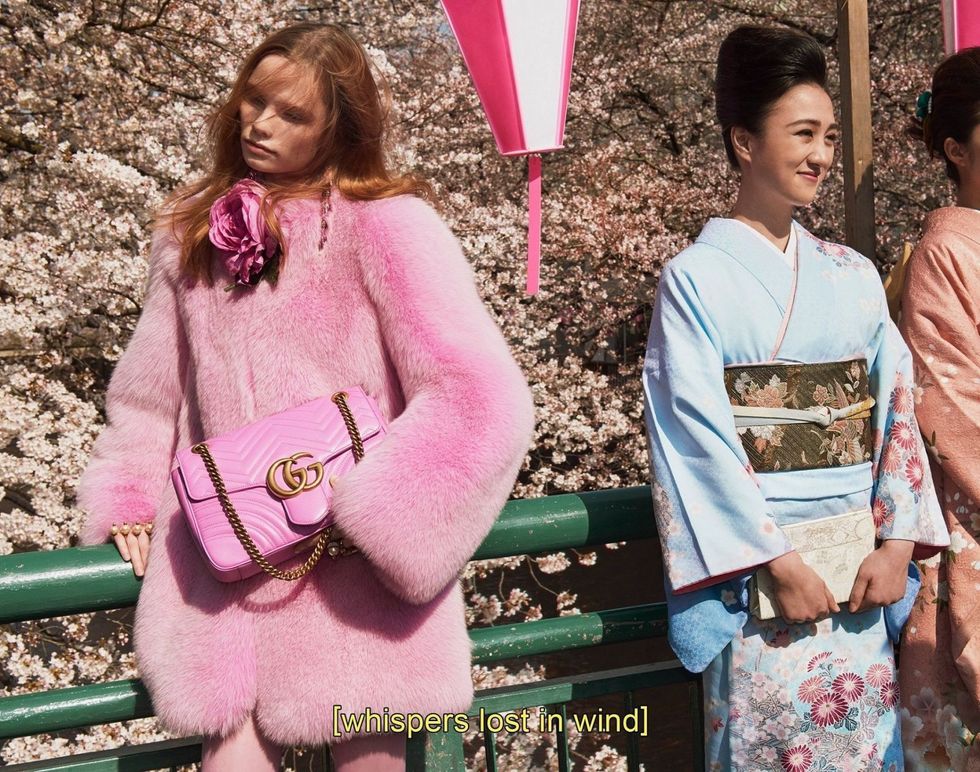 <p>身著 Gucci 的年輕女孩與日本傳統和服形成強烈對比，混入東京城市古色古香的街道，又一次的放任自己於城市中漫遊。</p>