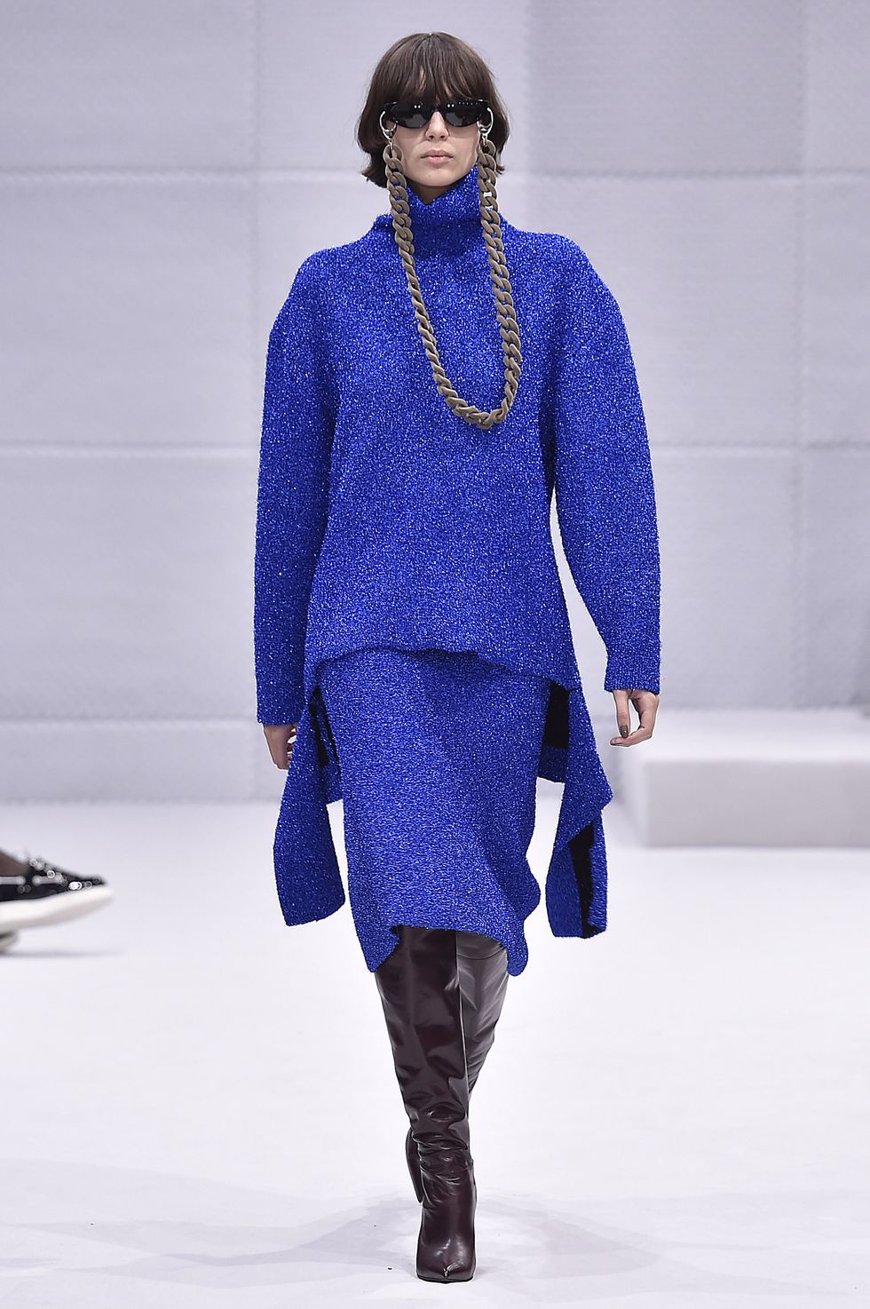 Blue, Sleeve, Shoulder, Textile, Joint, Outerwear, Style, Electric blue, Fashion show, Fashion model, 