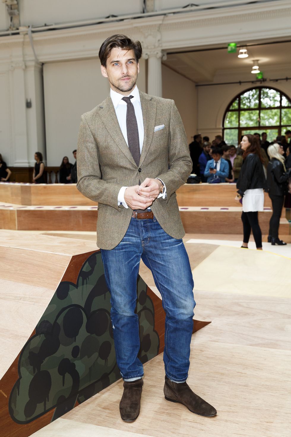 <p>德國男模Johannes Huebl以大地色系的正式西裝配上牛仔褲，看起來既classic又不失時尚風格，是相當獨到的搭配方式。</p>