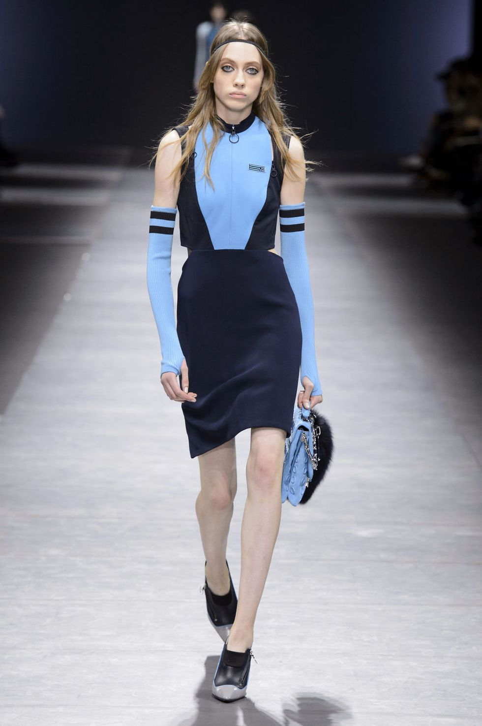 <p>有鑒於春夏的大尺度狂野，Versace在秋冬收斂了幾分，將運動元素結合皮革為出發點。以亮度高的淺藍色配合時尚接受度最高的黑，打造高飽和且乾淨的視覺效果。</p>