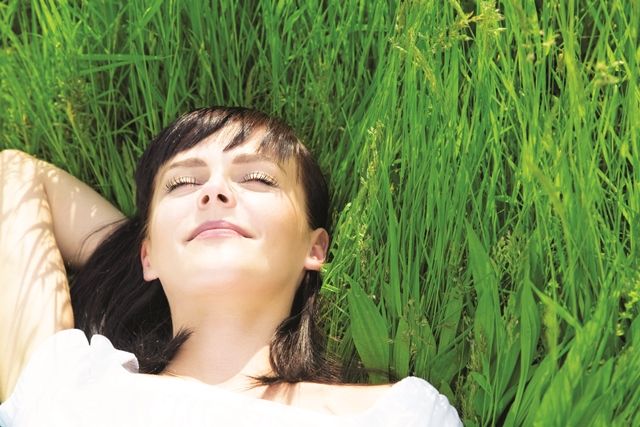 Grass, Hairstyle, Eyebrow, People in nature, Black hair, Grass family, Flowering plant, Eyelash, Couch, Earrings, 