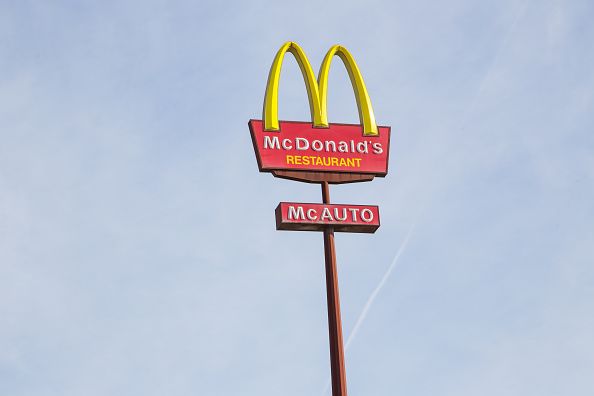 Daytime, Summer, Logo, Font, Signage, Gas, Pole, Sign, Coquelicot, Fast food restaurant, 